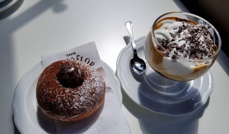 冷たいカフェに生クリームが上に乗っている「caffe freddo al panna」。ちなみに、見た目と違ってイタリアの生クリームはすごく軽いのでぺろっと食べてしまいます。
