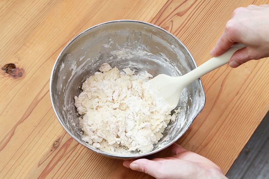 ゴムベラで切り混ぜ、このぐらいの少し粉っぽさが残る状態まで混ぜる。