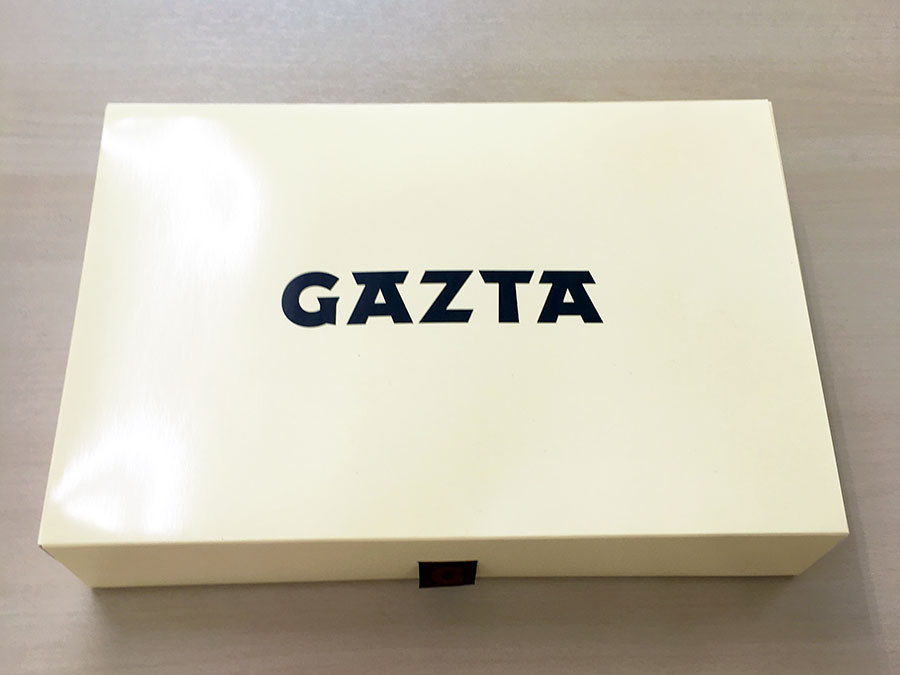 写真は8センチ径 6個入りチーズケーキのボックス。GAZTAのロゴ入りだ。