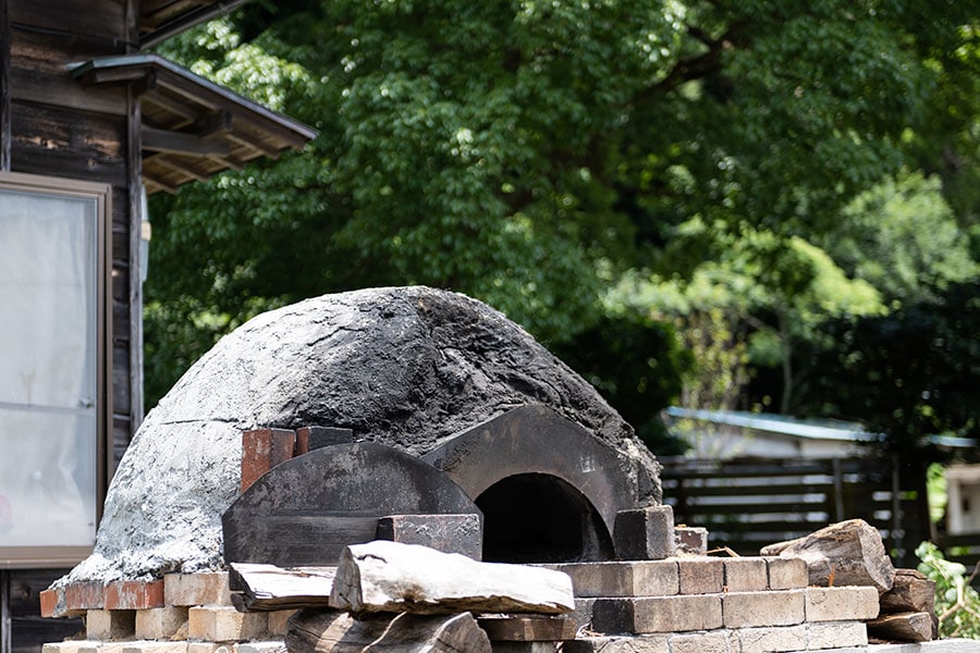 庭にあるピザ用の石窯は、ご主人が友人・知人と一緒に作ったもの。