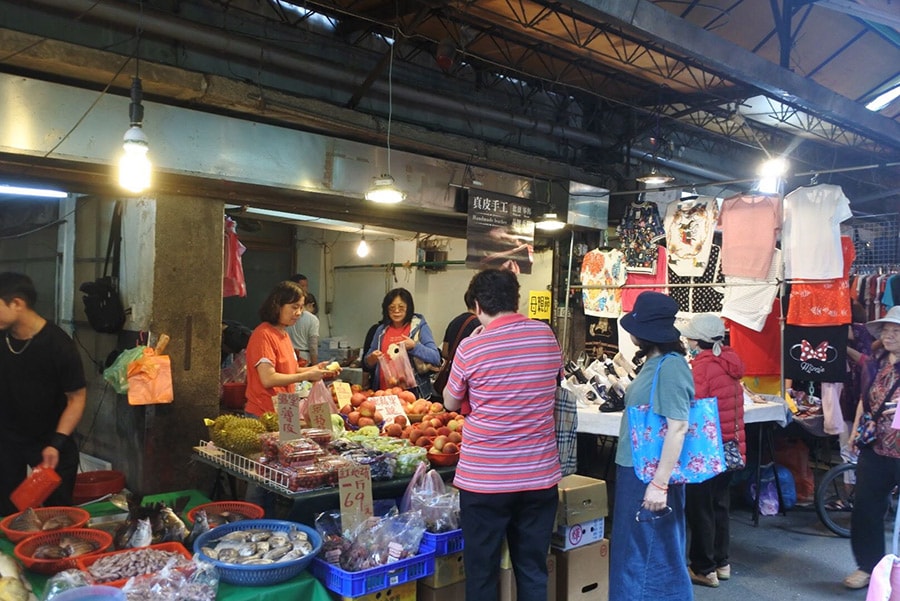 鮮魚や衣類、何でも揃う台湾の朝市。