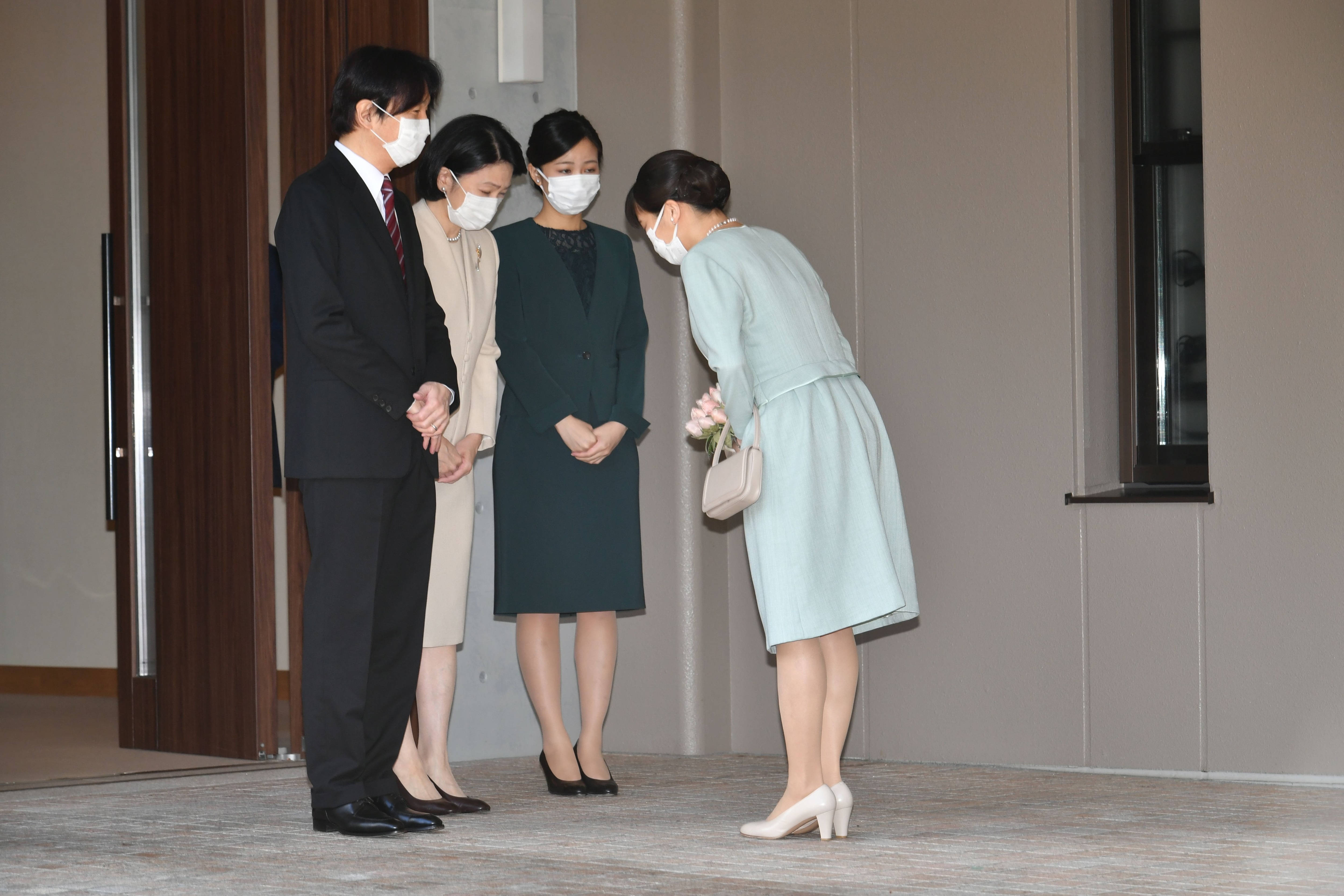 秋篠宮ご夫妻と佳子さまにお別れのあいさつをする眞子さん　©JMPA