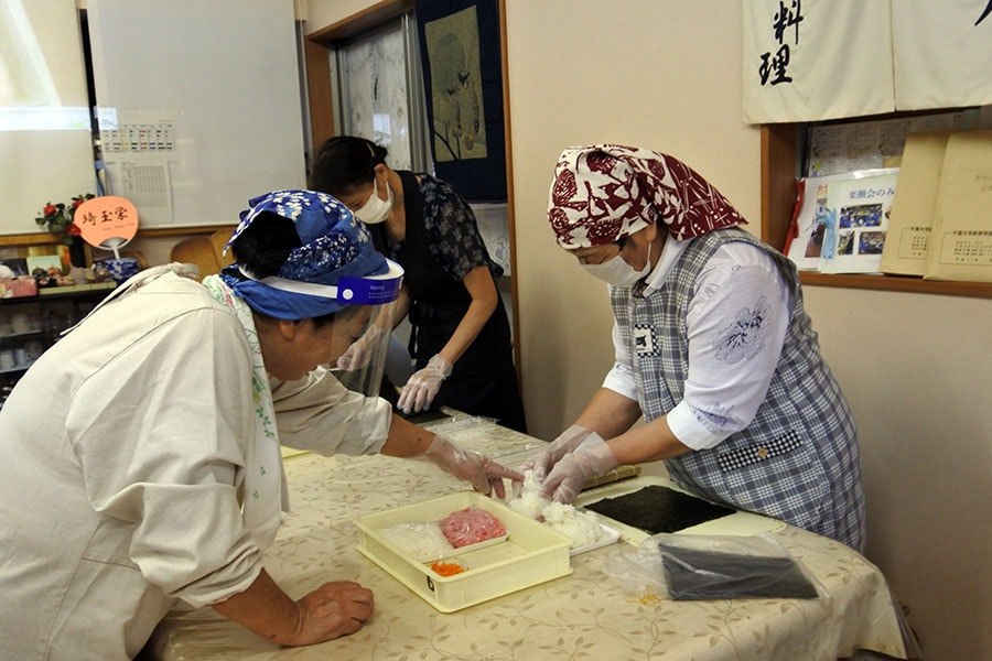 千葉で発祥したという説のある、太巻き寿司作り体験に挑戦。誰でも参加できます。