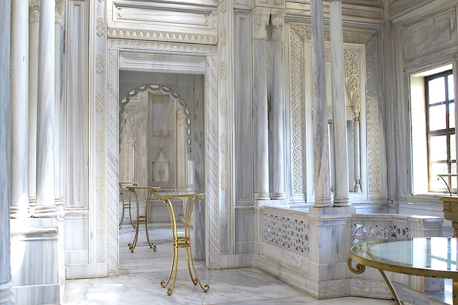 スルタンのハマムは意外にも純白の大理石でできたホワイトルーム。色彩は使ってないけど、細工の細かな装飾が権勢を語るという仕様だ。