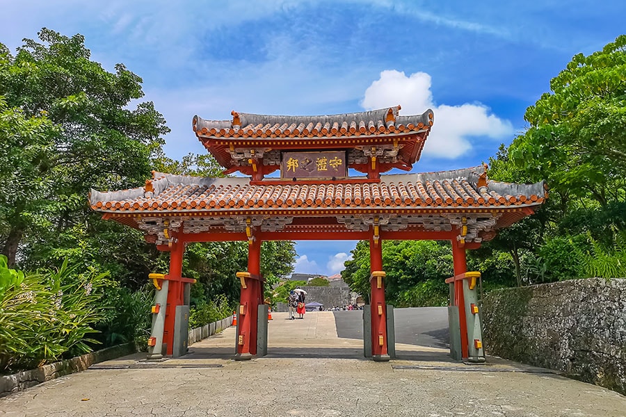 琉球文化の美意識を象徴する首里城・守礼門。(Photo：Wasin Pummarin/123RF)