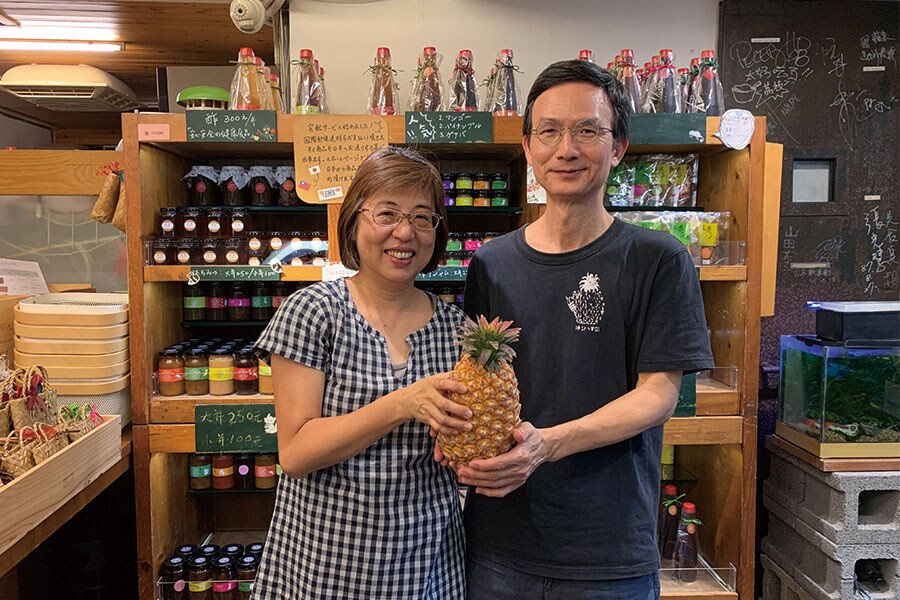 オーナーの陳天景さんと奥さまの林玉華さん。パイナップル以外にも各種フルーツのジャムやドライフルーツがあります。