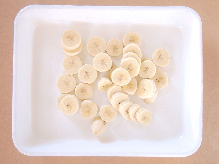 （1）バナナは5ミリ厚さの輪切りにします。