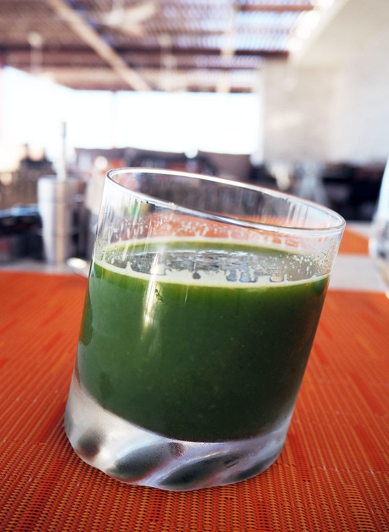 朝いちばんで飲むグリーンジュースが身体に染みわたる。