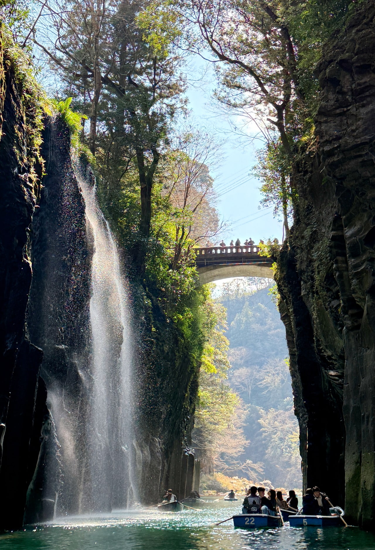 折り返し地点からの復路、ボートから撮った真名井の滝の光景。滝の水を被らないよう、避けながらボートを漕ごう。