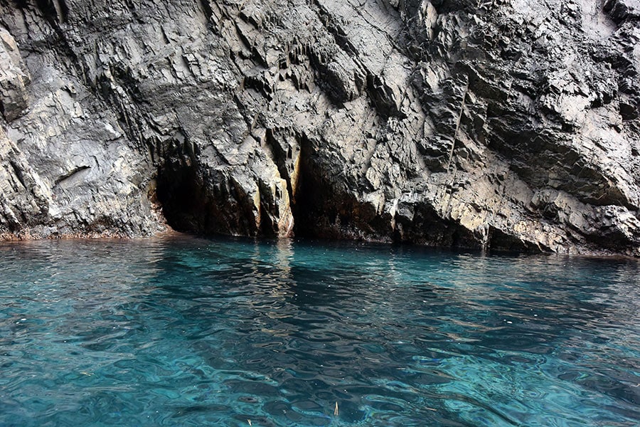 波が洞穴に打ち寄せ、内部の空気が圧縮されて音が出る「雷岩」。