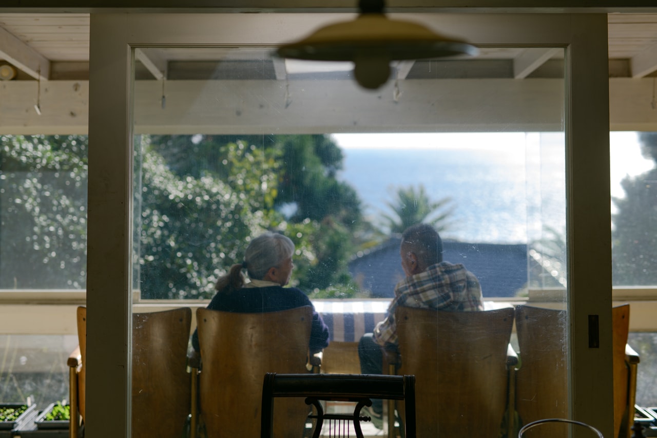 窓が大きいこぐれ家の特等席で会話がスタート。