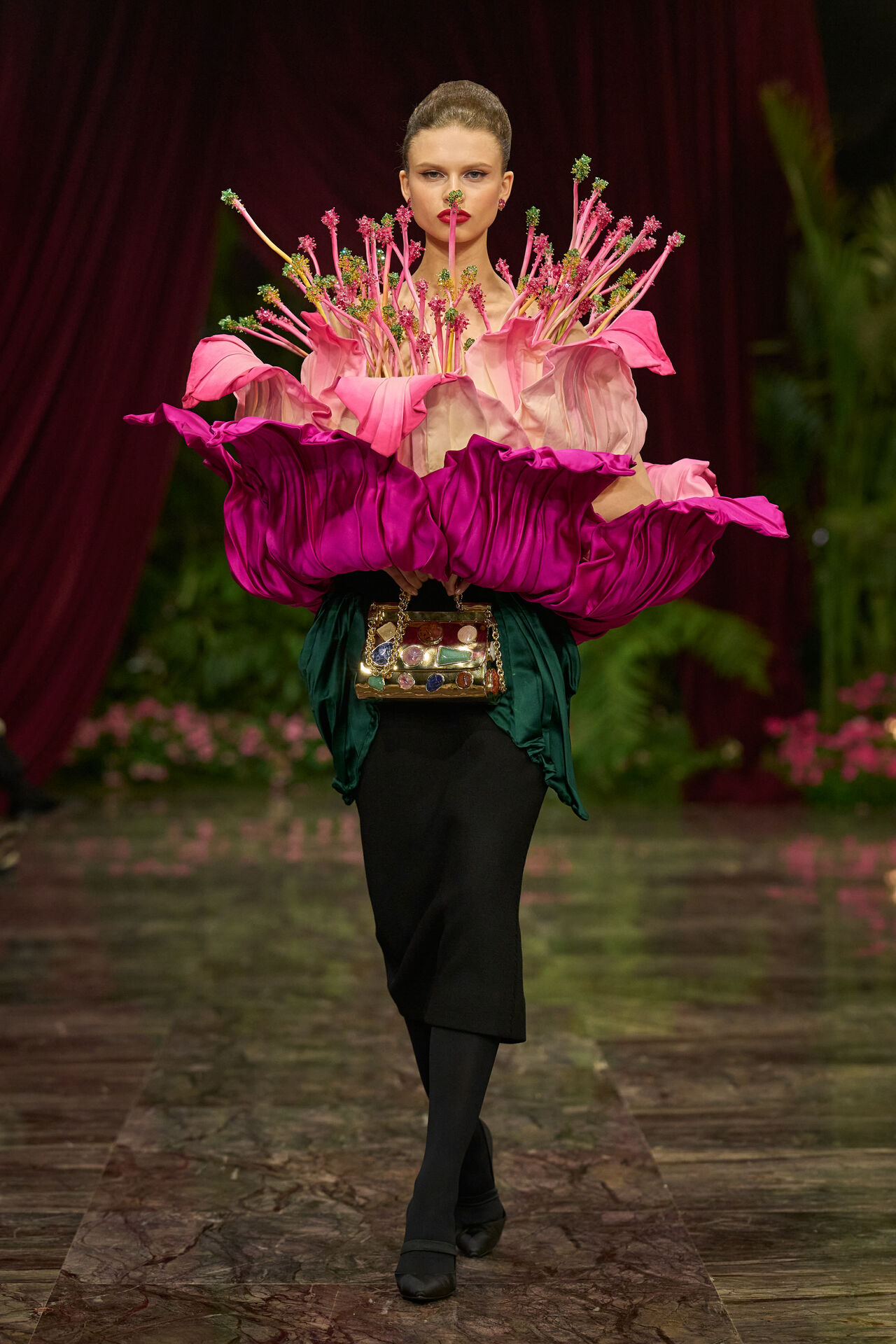大きな花そのものがトップスになった、インパクトあるルックも。　©DOLCE＆GABBANA