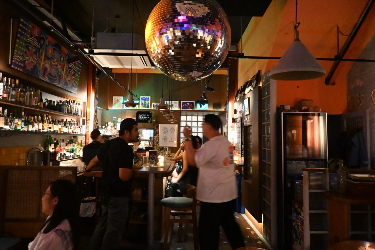 アート作品やネオンボールが飾られるムーディーな店内。