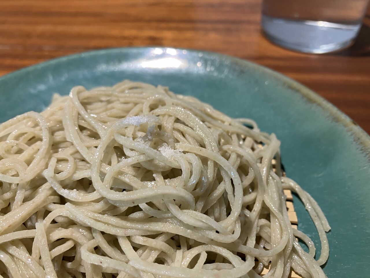 まずは塩をかけて
