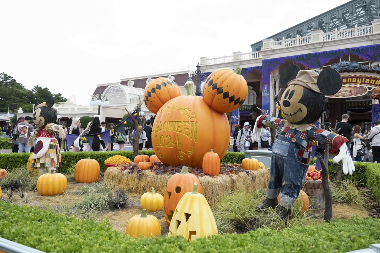 エントランスにはミッキーマウスのシルエットをイメージしたカボチャのフォトスポットがあり、入園してすぐハロウィーンらしさを感じられる。