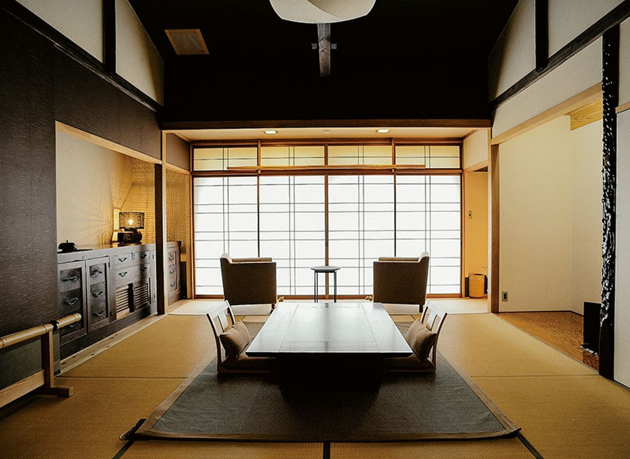 ひとりで宿泊可能な4室のうち、坪庭に面した「す」の部屋は現在ツインべッドを導入。客室は全8室、自家源泉の部屋風呂付き。