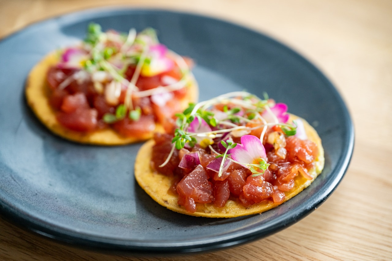 「マグロのトスタダス」2ピース990円。