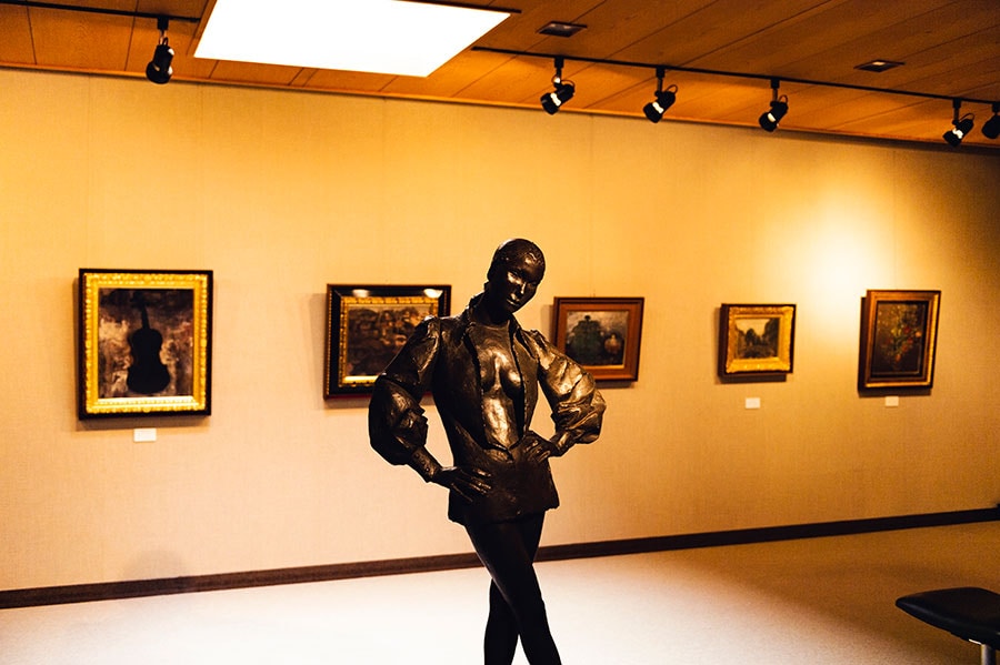 【中野美術館】洋画の展示室には常時25点が飾られている。