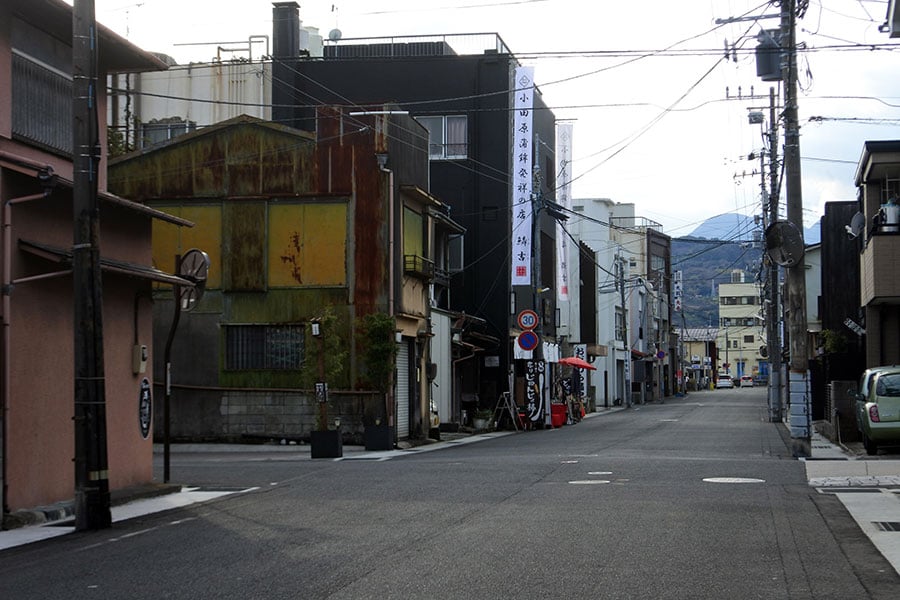 かまぼこ通り。かつて魚市場があったころから、魚を使った干物店、鰹節店、料亭などが集まっています。