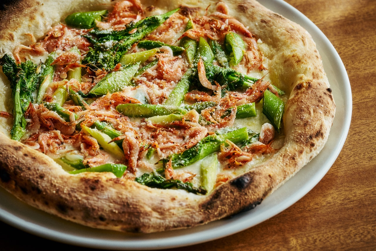 「桜海老 グリーンアスパラガス 春野菜のピッツァ ビアンコ」 3,520円。