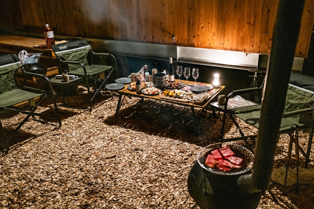 室内の台所で食材を仕込み、薪ストーブで調理をすれば、BBQのいいところだけを味わえます。