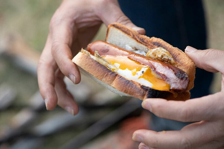 ホットドッグ用のパンではなく、食パンを使うのがポイント。