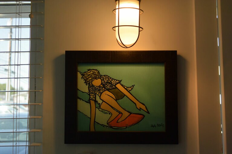 宿の壁にかけられた、地元アーティストの作品。