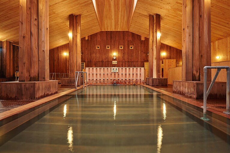 青森ヒバの大浴場には、14種類の浴槽が。