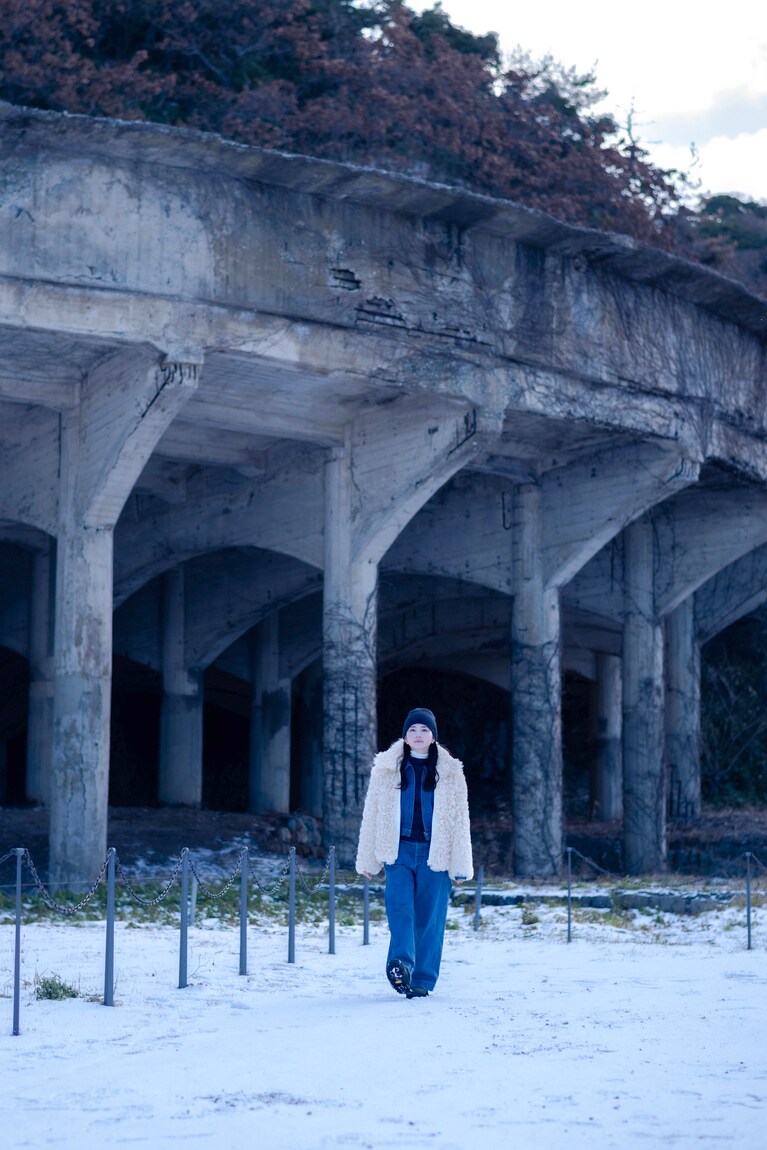 俳優・山田杏奈さんといく、世界遺産の島・佐渡島。雪景色の北沢浮遊選鉱場は神秘的な風景【通いたくなる島、佐渡】