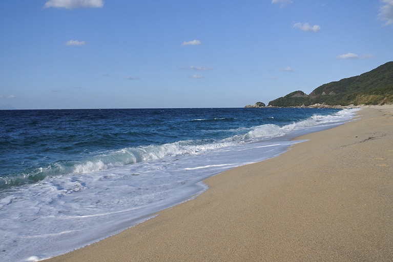 島いちばんのロングビーチ、永田いなか浜。