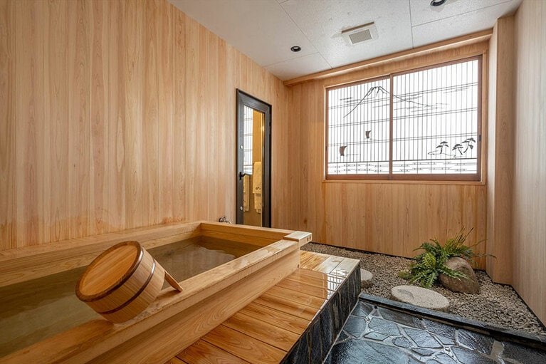 石原和幸プロデュースの庭園や緑を設置した、源泉掛け流し総檜風呂付プレミアムルームでは、“美人の湯”として知られる温泉を部屋で満喫できる。