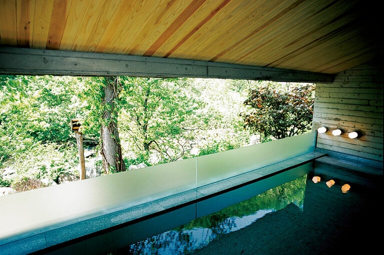 朝里川のせせらぎが届く露天風呂。