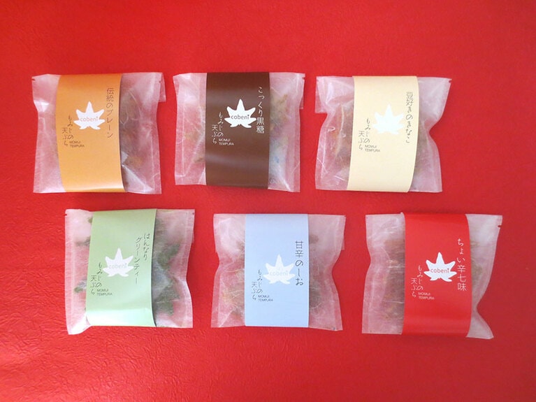 左上から時計回りで「伝統のプレーン」350円、「こっくり黒糖」420円、「豆好きのきなこ」420円、「ちょい辛七味」380円、「甘辛のしお」380円、「はんなりグリーンティー」420円。全て1袋の値段。