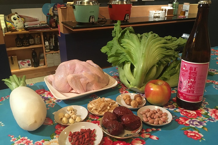 材料はたくさんありますが全部一緒に蒸し煮するだけ。電鍋の楽ちん調理法を堪能できるメニューです。