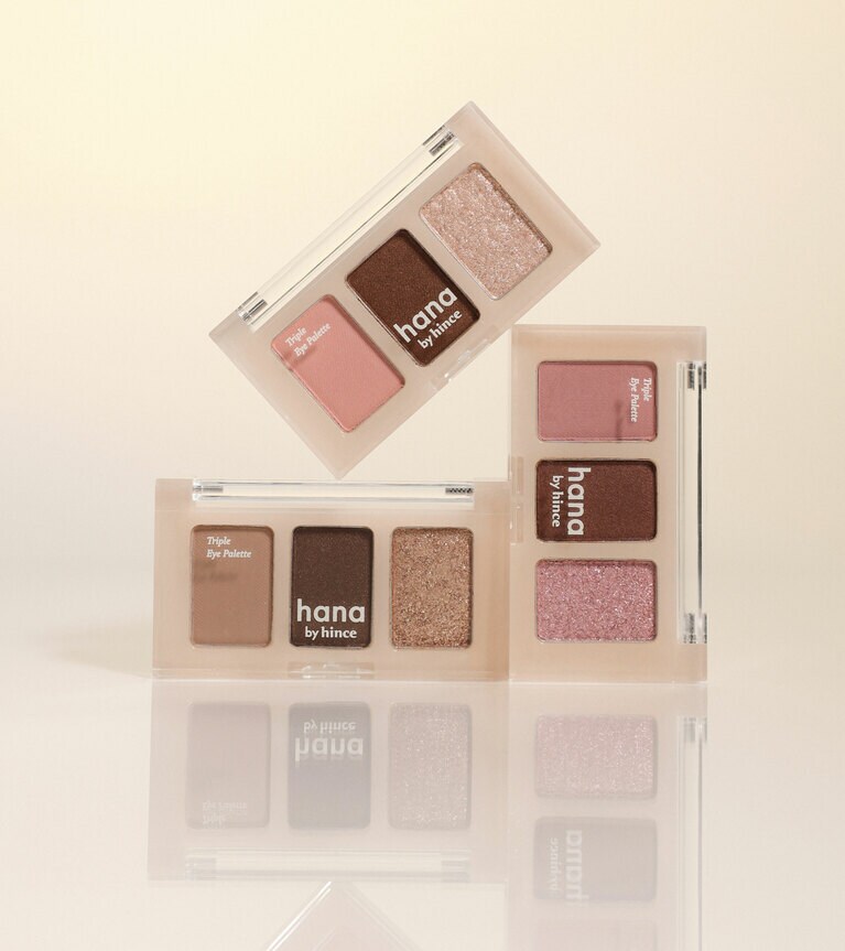 レイヤリング可能な3色セットのアイシャドウ。粉の質が繊細で、指で塗ってもキレイに仕上がる。色持ちもよい。トリプルアイパレット 全3色 各1,450円／hana by hince