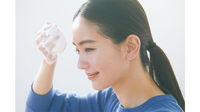③「顔全体に泡をのせ、20～30秒程度、丁寧に泡をメイクになじませたあと、よくすすぎます」