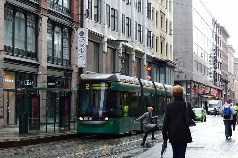 雨上がりのヘルシンキ。トラムを活用すれば、より広範囲に街遊びができる。