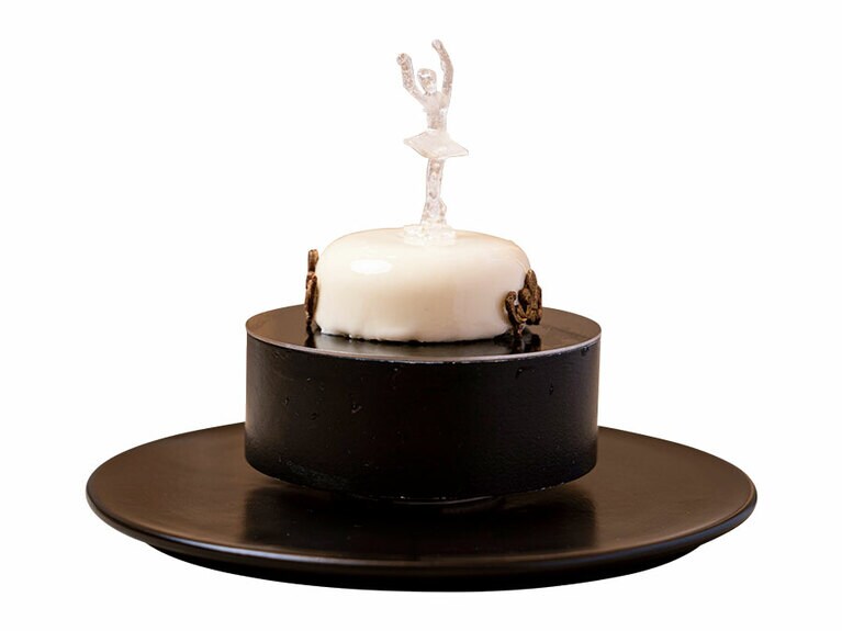 ディナーコースから。シグネチャーデザート「バレリーナ」はくるくる回るサプライズも！　醬油キャラメルと味噌シロップ、そしてコチュジャン味のクランブルの組み合わせ。