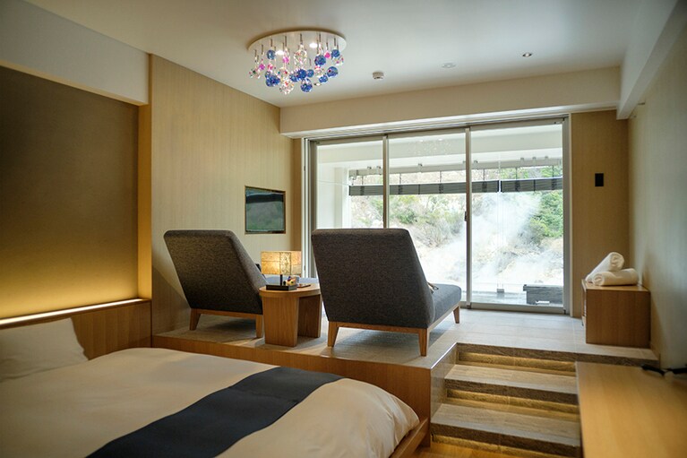 露天風呂付き客室ならぬ「客室付き露天風呂」。入浴と湯上がりの休息を最も大事にしている。