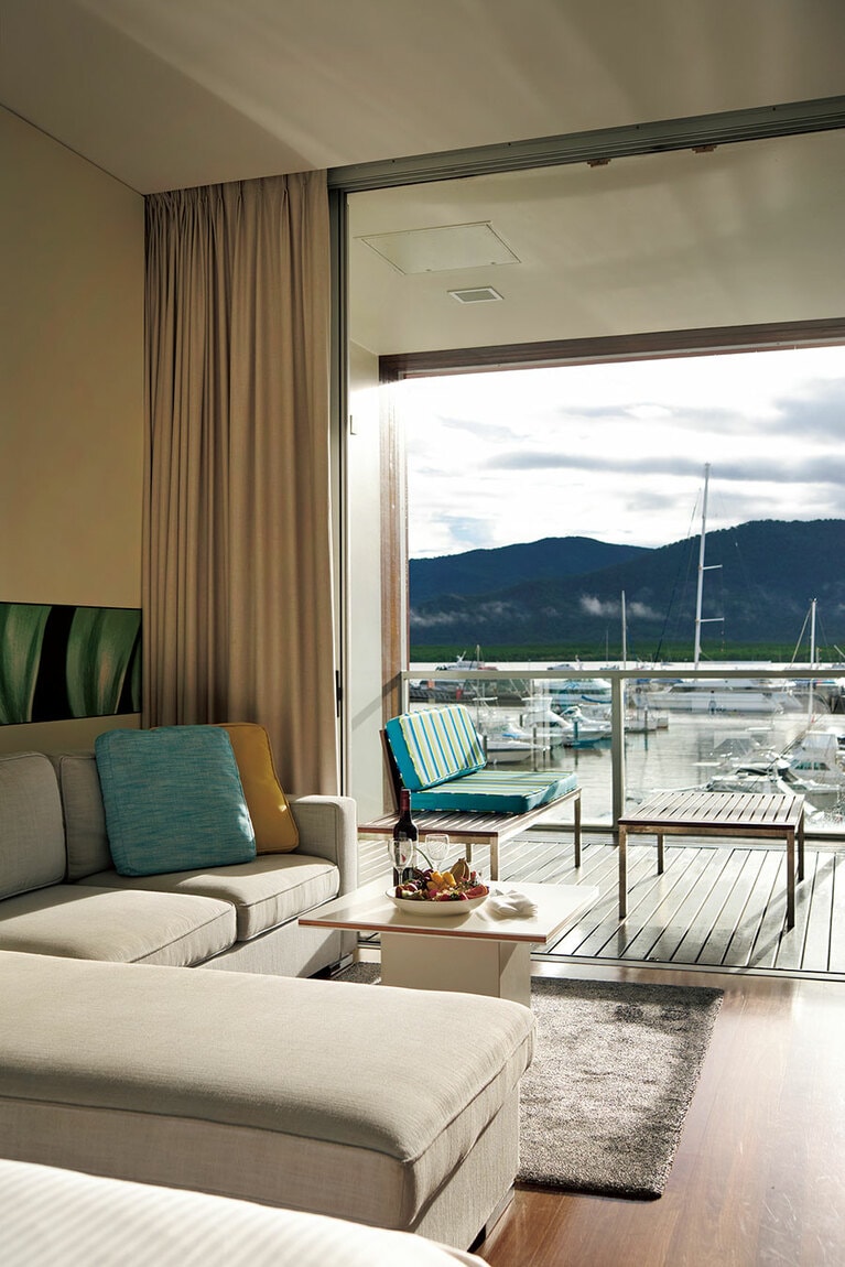 “ホライゾンクラブルーム”。窓を開け放てばフラットなバルコニーから港がすぐそこ。クラブルームと各スイートの滞在者は専用ラウンジで朝食、イヴニングドリンク＆カナッペを摂ることができる。