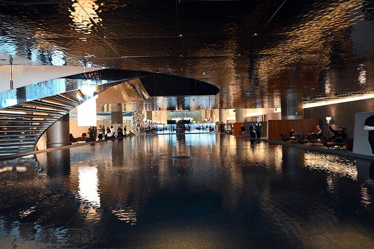 「ワールド・ベスト・ビジネスクラス・ラウンジ」と「ワールド・ベスト・ビジネスクラス・ラウンジダイニング」の二冠に輝いた、ドーハの「アル・ムルジャン・ラウンジ」。