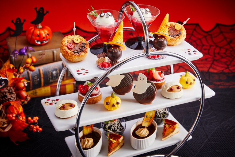 ミステリアスでかわいらしいハロウィンキャラクターで彩られた、「フォンテーヌ」の「ハロウィンアフタヌーンティー」2名分のイメージ。1名8,000円（税・サ込）、要予約。
