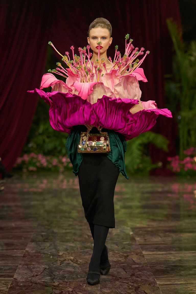 大きな花そのものがトップスになった、インパクトあるルックも。　©DOLCE＆GABBANA