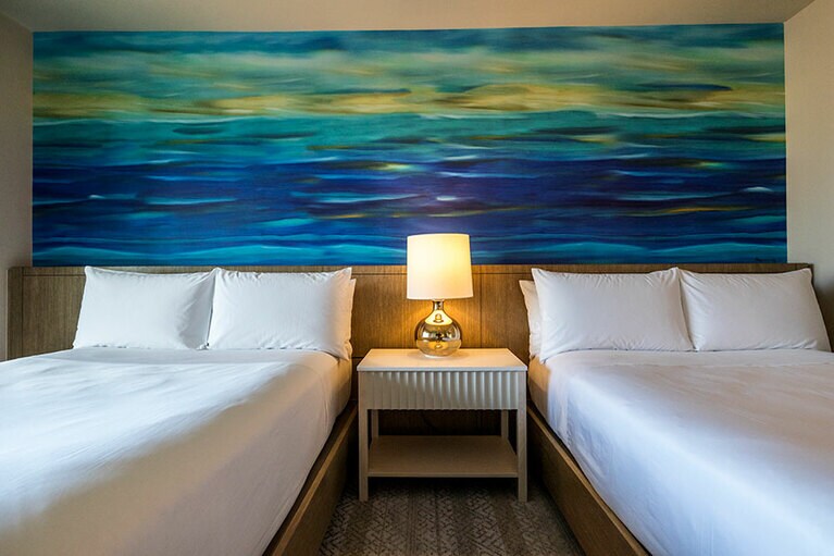 アートが印象的なスタンダードの客室。シティビュー、オーシャンフロント、デラックス・オーシャンフロントなど眺望も多彩。