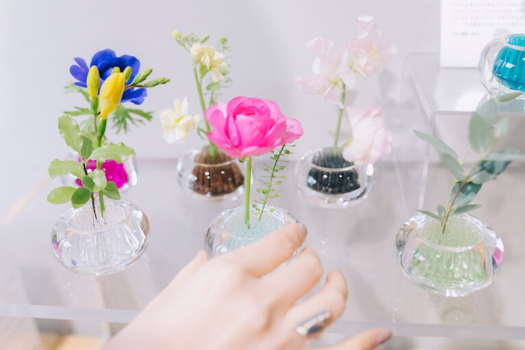 道端の小さな花をインテリアに変えてくれる花器も候補に。＋dのMICHI-KUSA／2,420円