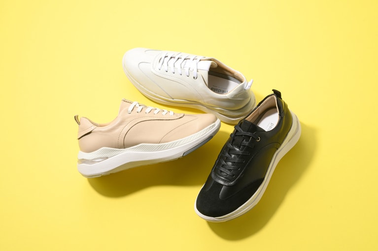 シンプルでコーディネートしやすいレースアップスニーカーデザインの「PEDALA RIDEWALK 1212A207」は、安藤さんが着用したホワイトの他、ブラック×ブラック(起毛)、ベージュの全3色展開。