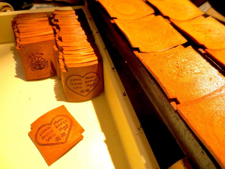 熱いうちに台に並べて瓦のように曲げたら出来上がり。