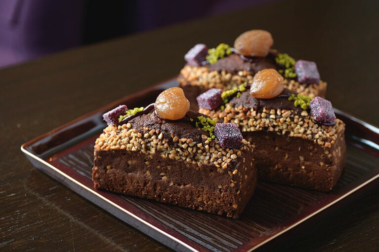 「DUO(デュオ)」は上がマカロン、下が黒スグリの2層構造。ピスタチオ、黒スグリのゼリー、パート・ド・フリュイ、栗をトッピング。