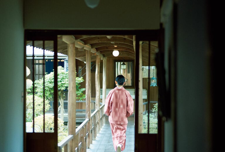 館内をつなぐ渡り廊下。季節ごとに様々な顔を見せる中庭を愛でながら。