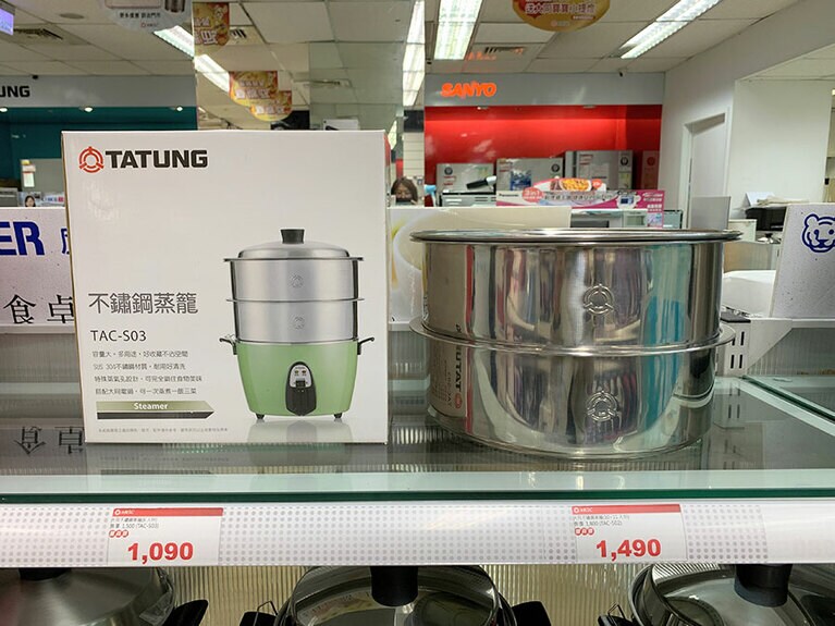 2層構造の蒸し器。6人用サイズ 1,090元、10～11人用サイズ 1,490元。